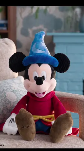 🎩✨ ¡LA MAGIA DE DISNEY LLEGÓ A SCENTSY! ✨🎩 Celebra 85 años de magia con nuestro Disney Mickey Mouse: Sorcerer’s Apprentice, incluye  Sachet Perfumado Spellbound Symphony, una pieza de edición limitada que te hará sentir como si la historia cobrara vida. 🪄🐭💙 Perfecto para coleccionistas, fans de Disney y para quienes quieren un toque de nostalgia y magia en casa. Su fragancia exclusiva Spellbound Symphony es encantadora, suave y llena de fantasía… ¡te va a enamorar! ✨ 🎁 Precio: $1,515 MXN 🎩 Disponible SOLO por tiempo limitado 🔥 Una vez agotado, no vuelve. ✨ ¡Ideal para regalo de Navidad! ¿Quieres el tuyo? Envíame mensaje y te lo aparto de inmediato 💜✨   📲5662988200   📲 5644582981. #scentsyconsultant #scentsymexico #disney 