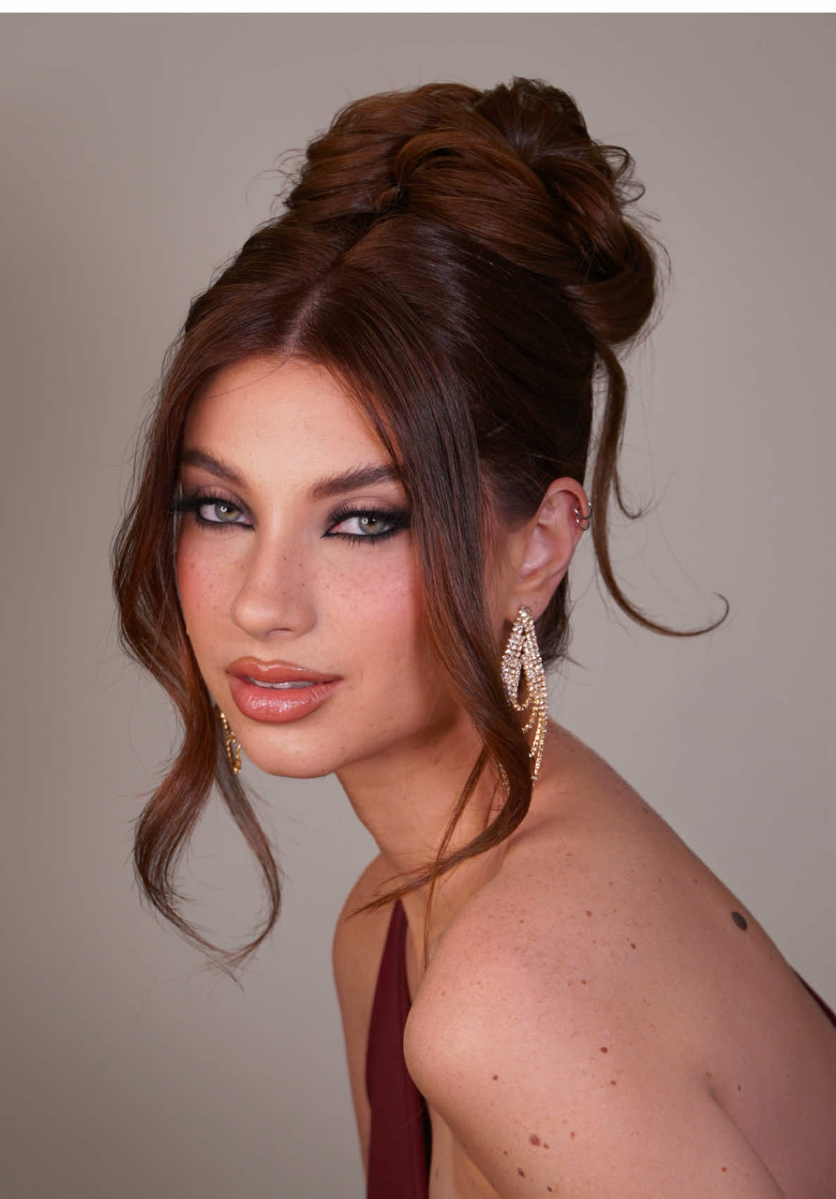 Tentando Penteados para a formatura  da Gabriela, hoje foi a vez do coque alto, qual o próximo penteado que devemos testar?  #ojoaquim #hair #penteado #formatura #ojoaquimprofessional 