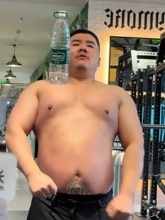 beefymuscle.com👍 - Good pump!  beefymuscle.com admires beefy massive bulky #muscle #musclehunk #musclebear #bodybuilder #powerlifter lifter beefymuscle musclechub pecs biceps workout fitness gym bodybuilding motivation 肉壮 肌肉 壮熊 健身 