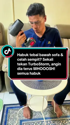 Habuk tebal bawah sofa & celah sempit? Sekali tekan TurboStorm, angin dia terus WHOOOSH! semua habuk terbang.#airblowercordless #airblowgun 