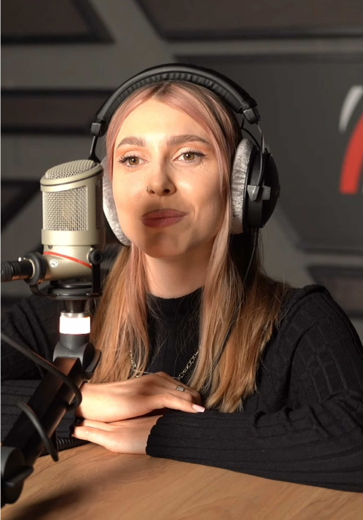 Nelly a fost la Radio 3Net și ne-a vorbit despre noua ei piesă – „Nu mă mai joc”, despre drumul ei artistic și experiența concursului „Strigătul unui artist la început de drum”. 📌 Vezi episodul complet pe YouTube – Radio3Net TV! ••• #nelly #numamaijoc #radio3net #radio3nettv #artist    