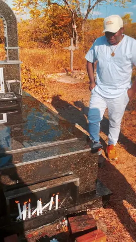 Momento muito especial na minha vida que foi a visita ao túmulo do meu grande ídolo Paulynho Paixão.🥺🥺🥺🥺🥺🥺🥺