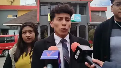 La #PlataformaMetropolitana de #Jóvenes de #ElAlto expresó su rechazo a la proclamación de candidatos en la urbe, específicamente mencionando a #GabrielMamani, señalando que su persona pretende asumir un cargo público por atacar e insultar a autoridades. Según la Plataforma, Mamani no cuenta con méritos políticos que lo califiquen para ocupar un cargo público.