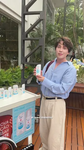 No meu skincare, eu sempre falo sobre hidratação, barreira cutânea e proteção. Mas existe um passo que quase ninguém lembra: o cuidado contra os mosquitos, que também faz parte da saúde da pele. E é aqui que entra o novo Toque Leve by OFF!, tanto na versão em gel quanto na versão em spray.  Ele realmente entrega aquele sensorial leve, hidratante, que espalha com facilidade e deixa a pele confortável, além de não ter cheiro — perfeito para quem já tem uma rotina de skincare e precisa manter a pele protegida e hidratada sem pesar.   O mais importante: um bom repelente também é skincare, porque evita inflamações, irritações e manchas pós-picadas. E o Toque Leve by OFF! já traz esse benefício extra de hidratação na fórmula, funcionando como uma camada complementar que se integra perfeitamente à rotina.  Proteção, hidratação, performance e cuidado real com a pele — do jeito que a SKINARMY merece. Gostaram? Já comenta qual vai ser seu escolhido 👇🏻👇🏻  Antes de Usar, leia as instruções do rótulo. Produtos produzidos no Polo industrial de Manaus. Conheça a Amazônia.  @OFF!  #ToqueLeveByOFF!  #ProtegeEHidrata  #RepelenteOFF!  #publi