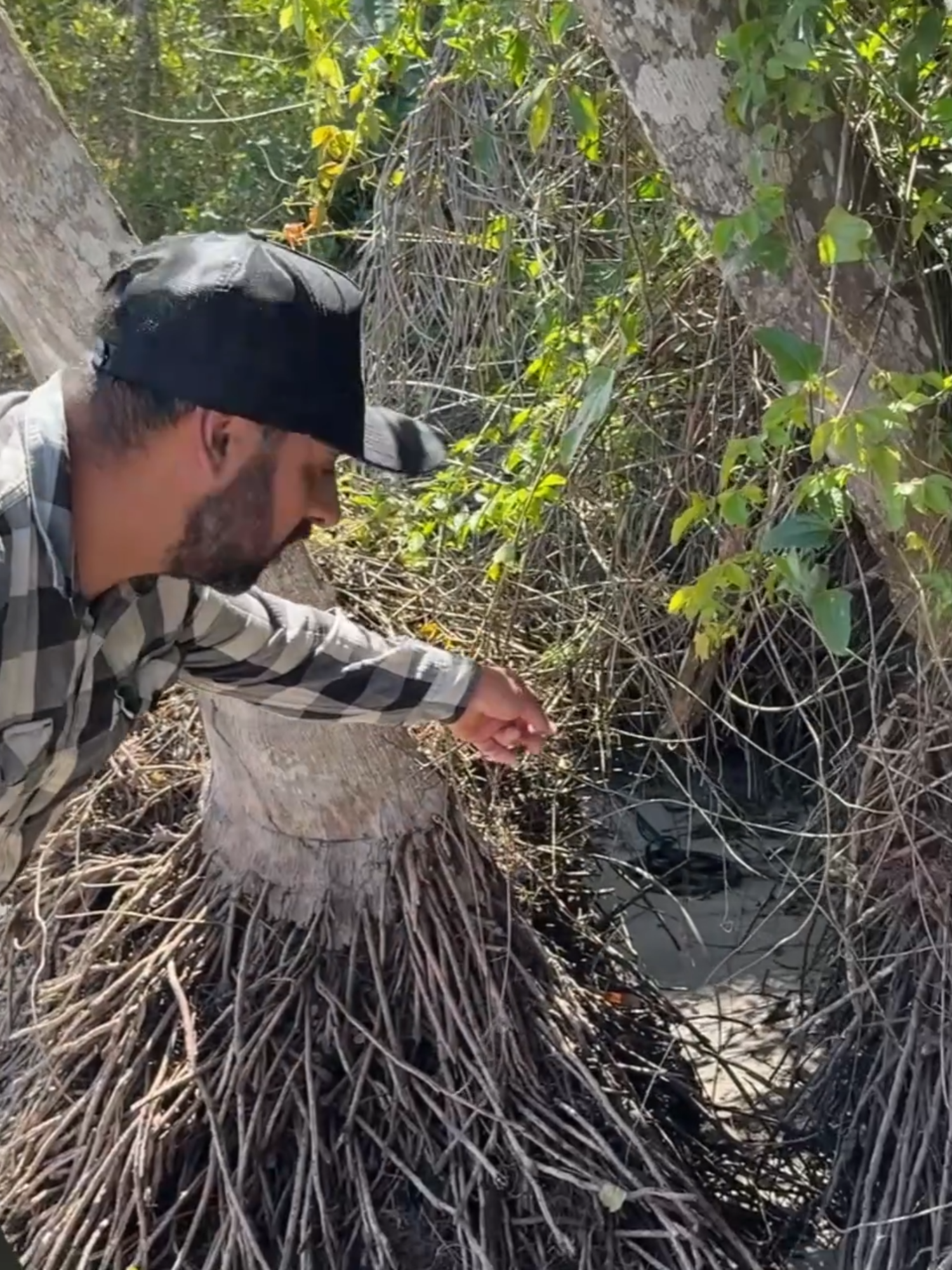 Eles encontraram um valor imensurável do tesouro dentro do buraco da água na praia - parte 1 . . . . #discoverychannel #treasure #achadosmisteriosos#parte1 #priceless