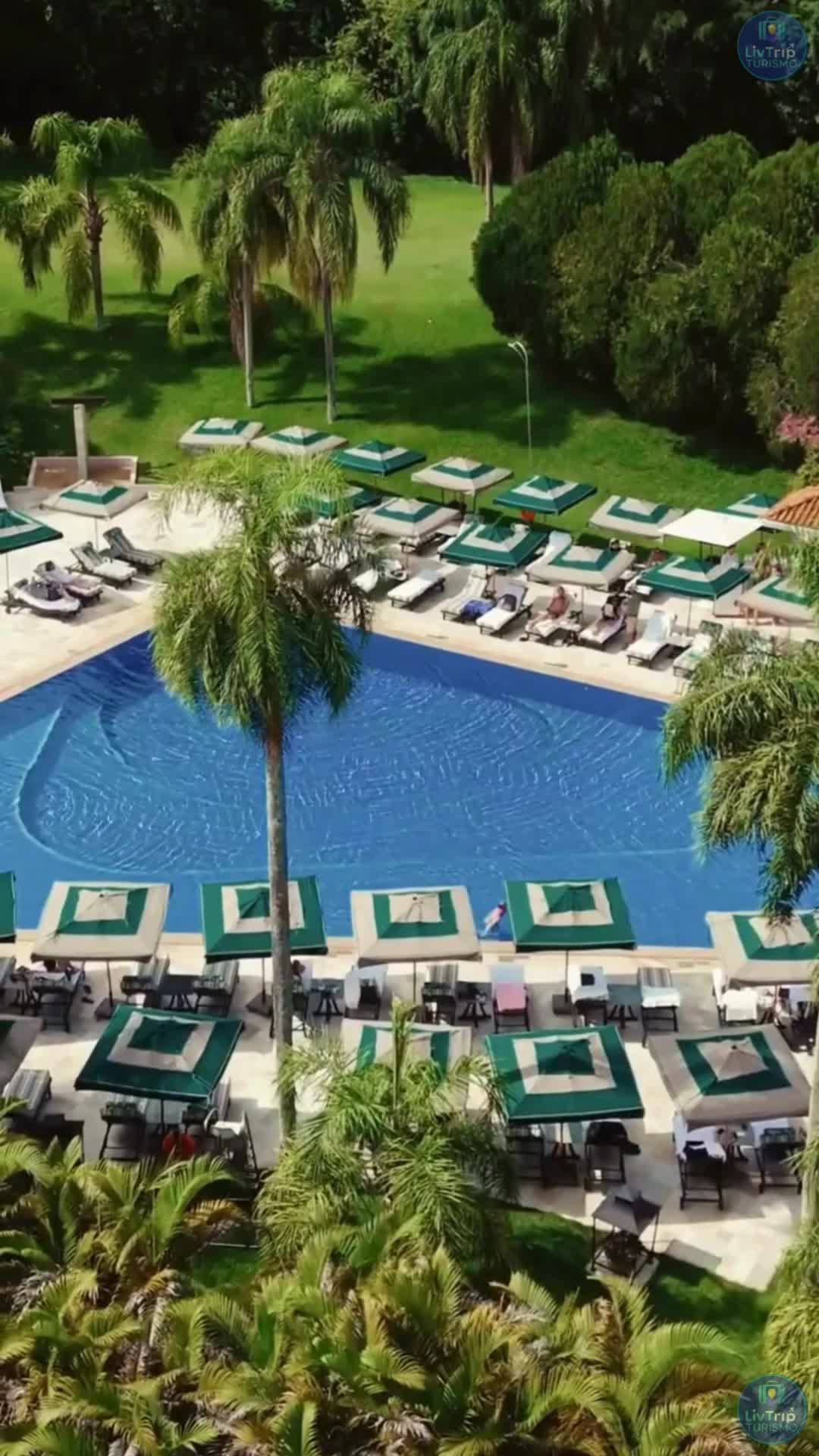 🌟 Um espetáculo da natureza que você precisa ver pelo menos uma vez! As Cataratas têm 275 quedas e já foram eleitas uma das 7 Maravilhas Naturais do Mundo. Sabia que a força da água pode ultrapassar um milhão de litros por segundo? 😱 🌍 Vem sentir essa energia de perto! #cataratasdoiguacu #fozdoiguacu #maravilhasnaturais #natureza #aventura #brasilimperdivel #viajapelobrasil #turismonacional #livtripturismo