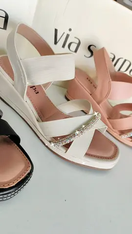 Novidade super confortável? Temos 😍😍!! Sandália Anabela da Via Scarpa, linda, leve e perfeita para você 😉!! Disponível do 33 ao 40. #elisamatoscalcados #estiloeconforto  #anabela #sandalia #modafemenina 