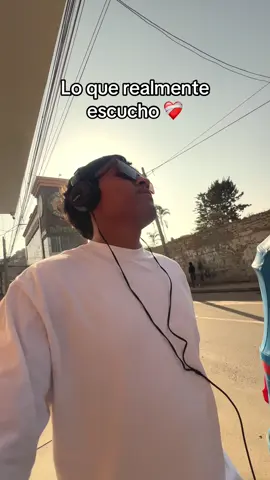 Todo macho alfa 🎧  #machoalfa #humor #baladas #romantico 