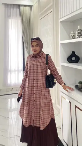 Poppy Square – Warna Mahogany Warna mahogany itu perpaduan cokelat dalam dengan sentuhan merah yang hangat—hasilnya elegan, mewah, tapi tetap calm. ✨ Dipakai langsung bikin wajah cerah dan look kamu auto classy tanpa usaha berlebih. Motif kotaknya bikin makin stylish, dan bahan katun haruka-nya nyaman banget buat daily. Poppy Square warna Mahogany ini cocok banget buat kamu yang suka tampil anggun tapi tetap simple 🥰 #ZalfaOutfit #inspiration #outfit 