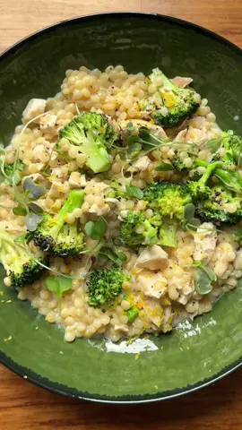 Couscous perlé crémeux façon risotto ✨ La saison de la raclette = des restants de poulet pis de fromage? CETTE RECETTE est la réponse! Tellement contente de collaborer avec @Exceldor et @Fromagerie Bergeron — deux marques d’ici que j’adore 💛 Leur poulet et leur fromage, c’est le duo parfait pour une raclette réussie… et dans cette recette, ça se marie à merveille avec les brocos rôtis pis le couscous perlé crémeux. Recette écrite sur mon site web, vous aurez besoin de : -Bouillon de poulet -Brocoli -Échalotes françaises -Ail -Couscous perlé -Vin blanc -Fromage Raclette Le Fin Renard de Fromagerie Bergeron (régulier) -Crème à cuisson -Filets de poitrine de poulet Exceldor -Citron #collab #exceldor #fromageriebergeron #raclette 