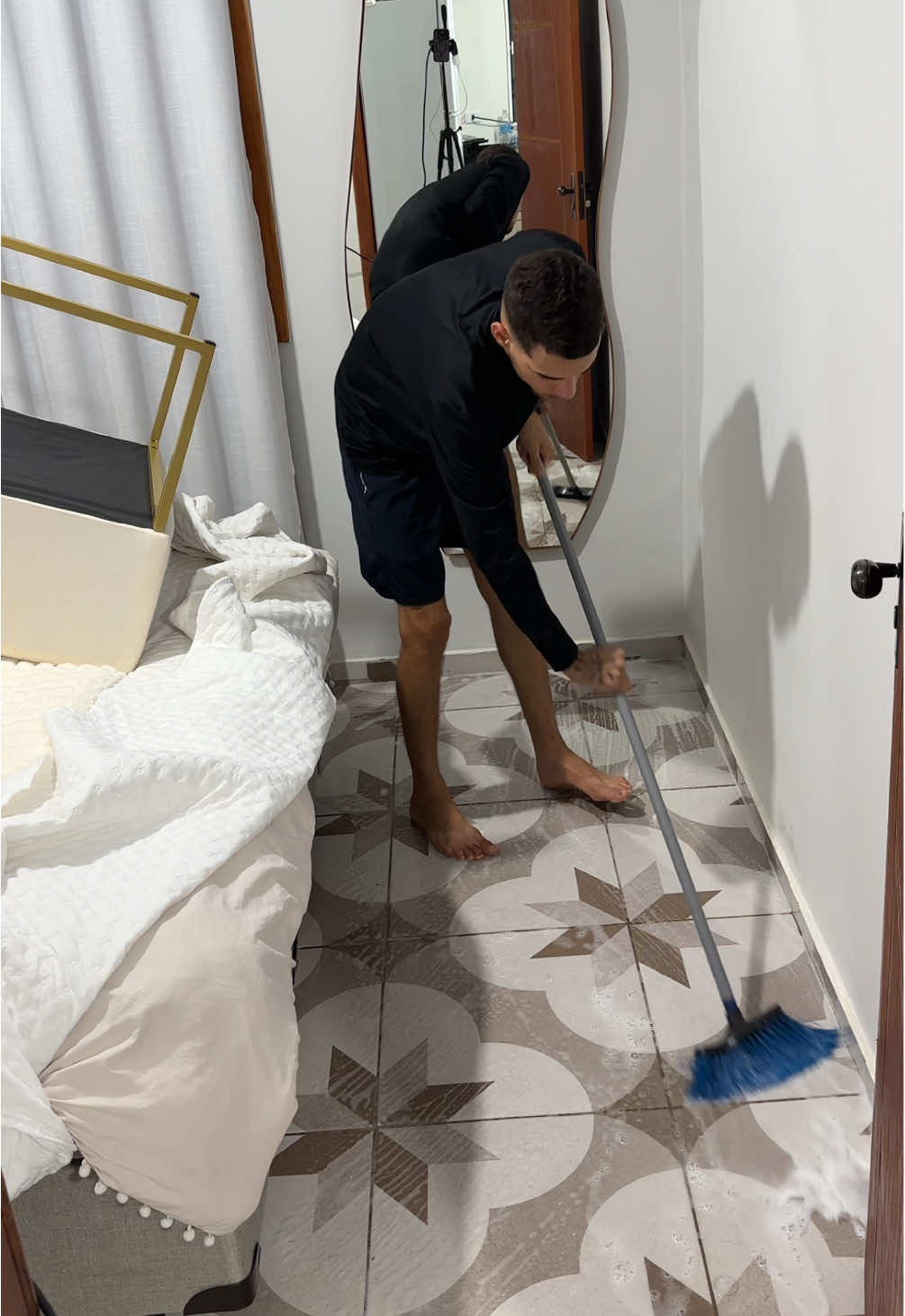 Faxinando a casa inteira pra agradar minha esposa 😂❤️ #faxina #donodecasa #rotina #morandosozinho #vidadecasado 