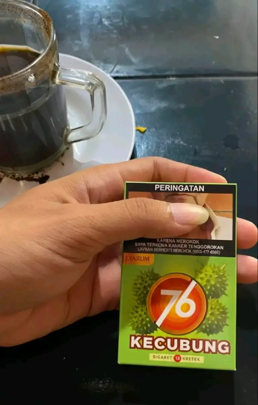 1. Siapkan Adonan Dasar Campurkan bahan kering: Tepung terigu (protein sedang), gula pasir, dan sedikit garam. Masukkan bahan cair: Tambahkan air atau susu cair sedikit demi sedikit sambil terus diaduk (bisa menggunakan whisk atau mixer dengan kecepatan rendah) hingga adonan tercampur rata dan tidak ada gumpalan. Tambahkan ragi instan: Beberapa resep menggunakan ragi instan dan didiamkan (proofing) selama kurang lebih 30 menit hingga 1 jam agar adonan mengembang. Tambahkan telur dan bahan lain: Setelah didiamkan (jika menggunakan ragi), masukkan telur dan biasanya baking powder atau vanili. Aduk rata. 2. Proses Fermentasi (Pengembangan Adonan) Istirahatkan adonan: Tutup wadah adonan dengan serbet bersih dan diamkan di suhu ruang. Waktu istirahat bisa berbeda, mulai dari 15 menit hingga 1 jam, tergantung resep yang digunakan dan apakah Anda menggunakan ragi atau tidak. Tujuan: Proses ini penting agar adonan bisa mengembang dan menghasilkan sarang/gelembung saat dimasak. 3. Penambahan Soda Kue (Baking Soda) Aktifkan soda kue: Beberapa saat sebelum dimasak, larutkan baking soda (soda kue) dengan sedikit air. Campurkan: Masukkan larutan soda kue ke dalam adonan. Aduk rata dengan cepat. Adonan akan mulaiberbuih sedikit. 4. Memasak Martabak di Teflon/Cetakan Panaskan teflon: Panaskan teflon atau cetakan khusus martabak di atas api sedang cenderung kecil. Teflon harus benar-benar panas! Anda bisa mengolesi sedikit margarin jika perlu. Tuang adonan: Tuang adonan ke teflon. Jika Anda ingin martabak memiliki pinggiran yang tipis, putar teflon sedikit saat adonan dituang agar adonan menempel di sisi teflon. Tunggu bersarang: Masak dengan api kecil/sedang kecil. Tunggu hingga muncul banyak gelembung-gelembung di permukaan adonan (bersarang). Taburi gula: Setelah gelembung-gelembung banyak dan mulai pecah, taburkan gula pasir di atasnya. Gula ini akan membantu memecah gelembung dan menghasilkan tekstur sarang yang bagus. Tutup dan masak: Tutup teflon dan masak hingga martabak matang sempurna dan bagian atasnya tidak lengket atau basah lagi. 5. Penyelesaian dan Topping Angkat dan olesi: Setelah matang, angkat martabak dari teflon. Selagi masih panas, segera olesi seluruh permukaannya dengan margarin atau mentega hingga merata. Beri topping: Taburi dengan topping sesuai selera Anda, seperti: Keju parutMeses cokelat Kacang sangrai cincang wijen Siram dengan susu kental manis Lipat dan potong: Belah martabak menjadi dua (atau tumpuk), lalu potong-potong sesuai selera. #yoman #fyp #rokok #rokokmembunuhmu #fypdonggggggg