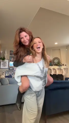 Twin is back in LA 👯‍♀️ @cindycullers 