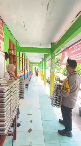 tarian sambutan kedatangan MBG🫶 ⛳️ SDN2 Fajar Asri #polriuntukmasyarakat #bhabinkamtibmas #mbg 