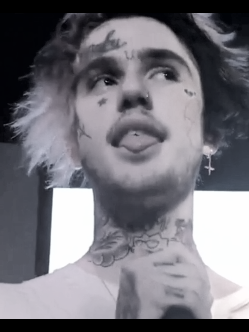 tiktok ruined the quality😒 crybaby will ALWAYS have my heart <3 #lilpeep🖤 #gustavahr #fyp #crybabylilpeep #rip 