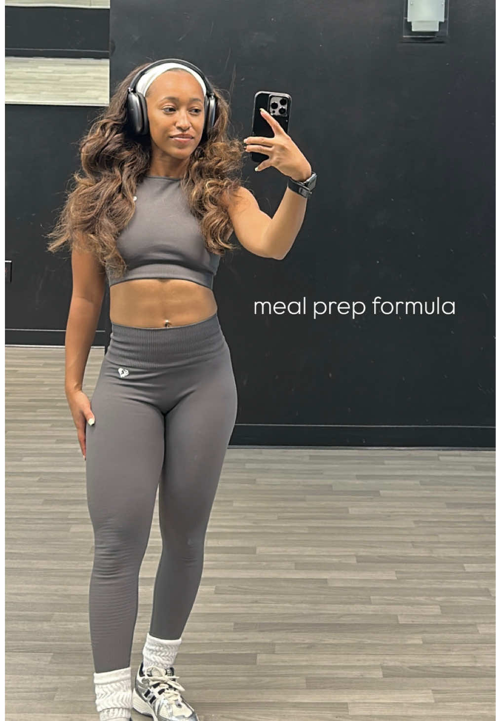 📌 SCREENSHOT THIS — Meal Prep Blueprint The formula is simple: One protein. One carb. One veggie. 1. PICK A PROTEIN Chicken thighs Ground turkey Shrimp Salmon Steak strips 2. PICK A CARB Rice Potatoes Quinoa Pasta Tortillas 3. PICK A VEGGIE Broccoli Green beans Spinach Asparagus Mixed veggies 💡 EASY COMBOS Salmon + sweet potatoes + asparagus Chicken + rice + broccoli Shrimp + potatoes + green beans Turkey + pasta + spinach Steak + tortillas + mixed veg FOR MY DOORDASH BABIES 😭 If you DoorDash everything… Instacart works too. Hoodie: @Women‘s Best code fittuation to save/support🫶🏽