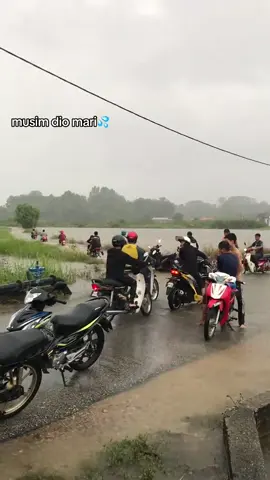 Hujan + Kehadiran Keretapi. Aura dia lain macam #fyp #banjir #kelantan #2025 