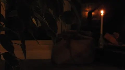 في حُضن الليل ودفئ الموقد .