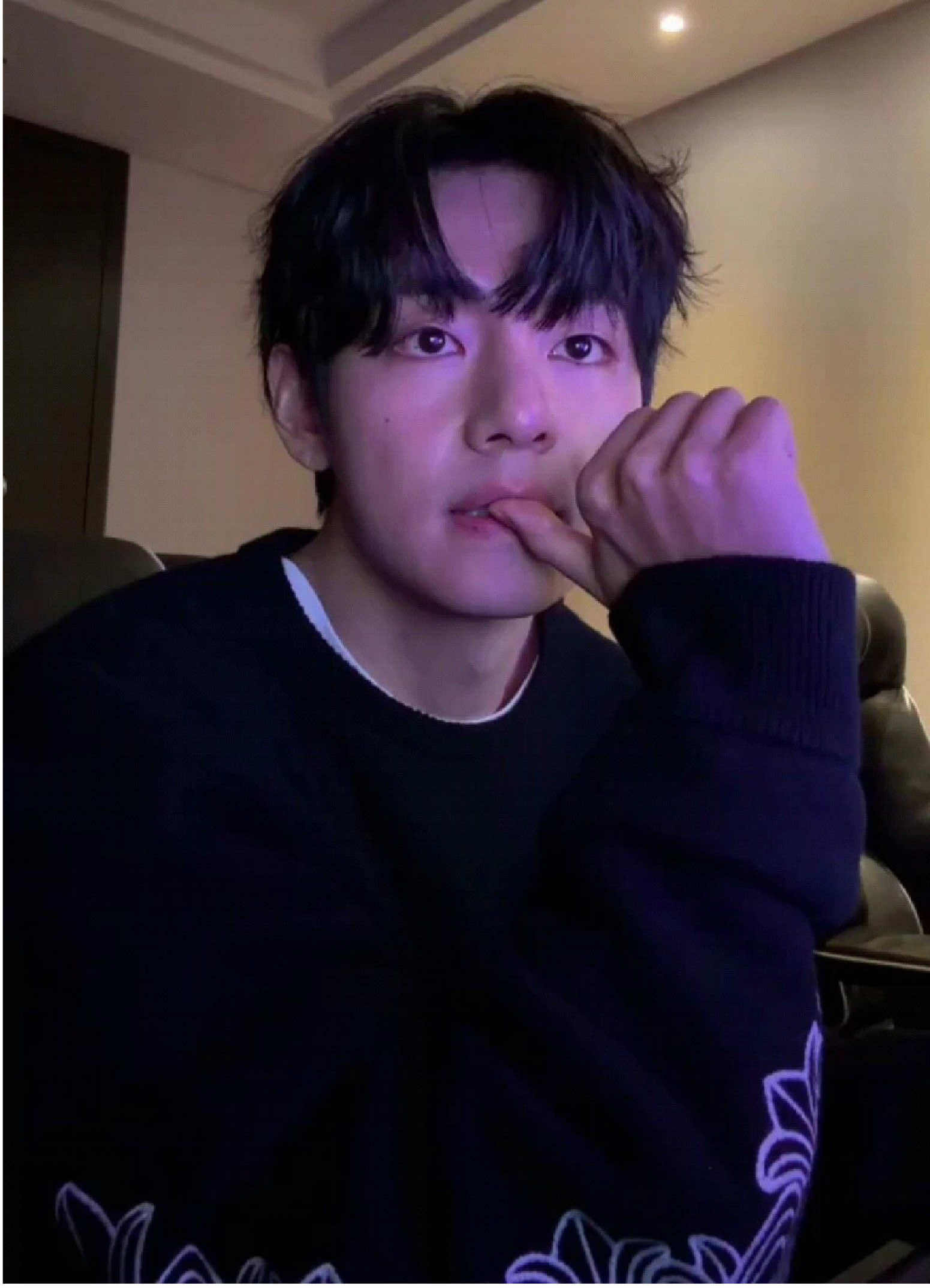 :ảnh học tiếng Việt chăm chỉ, để sau cưới về còn biết nói cơ chứ                                                                                                                                            #taehyung 