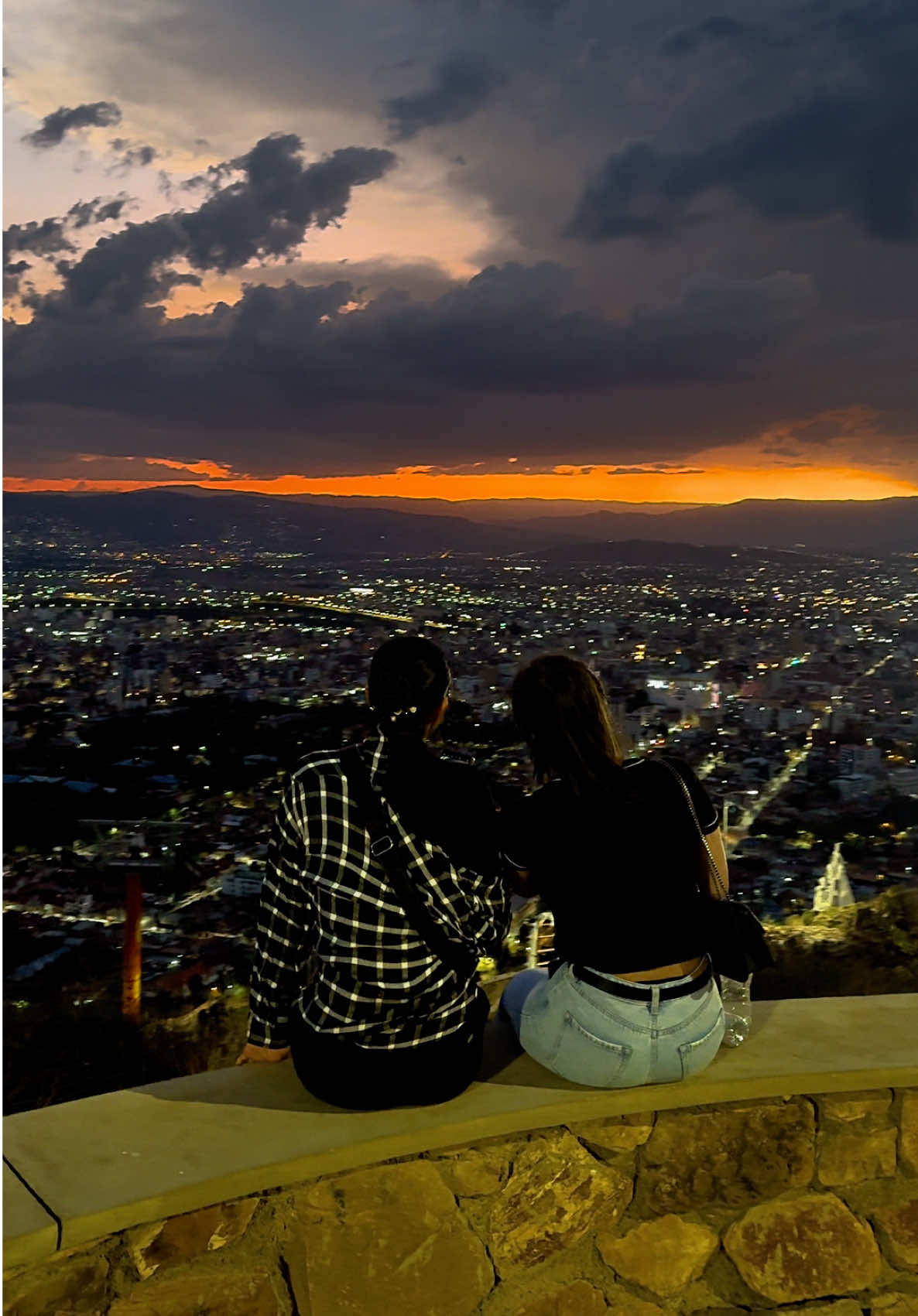 Atardeceres así deberían ser rutina… sobre todo cuando tienes buena compañía 🌆 #Cochabamba #CBBA #llajta #atardecer #momentossimples 