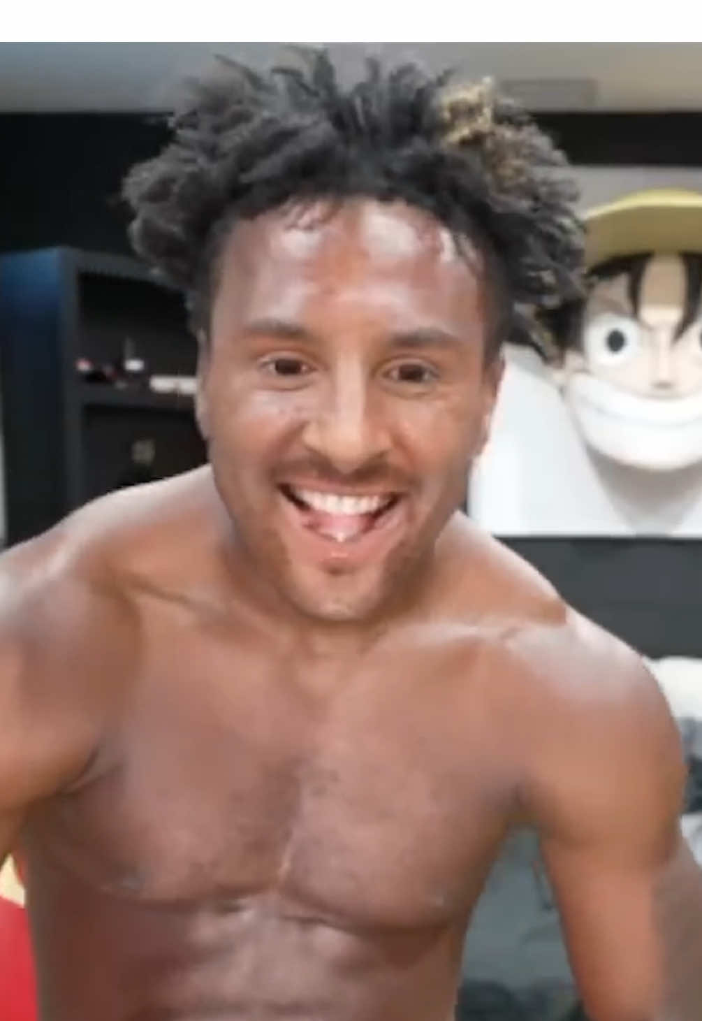 Speed tries out an AI face filter of Messi 🤣🎭