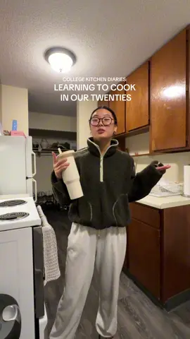 These “Greek” chicken bowls are actually so good and soooo easy/quick to make! Also I think that ground chicken is severely underrated, especially if you’re on a budget (even tho it can look kinda gross lolllll) #easydinner #mealinspo #mealprep #collegelife #cooking  @Old Navy @Eyebuydirect @HYDROJUG @target 