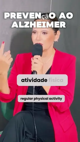 Você sabia que a doença de Alzheimer não tem cura, mas tem prevenção? E essa prevenção começa muito antes de qualquer sintoma aparecer. A boa notícia é que o cérebro feminino responde rápido quando cuidamos das quatro bases que eu ensino: alimentação certa, movimento diário, sono profundo e estímulos que ativam a memória. O Alzheimer não aparece de repente. Ele é construído, silenciosamente, ao longo de anos. E é por isso que eu sempre digo: a prevenção é a nossa arma mais poderosa. Quando você escolhe comer alimentos que reduzem a inflamação, quando abandona hábitos que intoxicam o cérebro e quando cuida do seu sono, você está dizendo para o seu cérebro: eu estou te protegendo. A ciência já provou: mulheres que mudam pequenos hábitos hoje têm menos risco de desenvolver a doença no futuro. E é exatamente isso que eu ensino todos os dias: como usar o seu estilo de vida para proteger a mente que você precisa para viver, trabalhar, amar e envelhecer com independência. Proteja seu cérebro. Comece hoje. Seu futuro depende das escolhas que você faz agora.