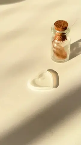 ✨ ¿Te gustaría aprender a crear joyas únicas con los recuerdos más especiales de tu mascota? 🐾💖 En mi curso de resina en joyería te enseño paso a paso a transformar pelito, cenizas, huellitas y más en piezas hermosas y llenas de significado. Perfecto si quieres emprender, crear recuerdos eternos o dedicarte profesionalmente a la resin art pet memorial. 🌟 No necesitas experiencia previa — solo ganas de aprender y honrar ese vínculo tan especial con tu peludito. 💎 Crea collares, dijes, llaveros y joyas personalizadas con un acabado profesional. 🐶✨ Inscripciones abiertas. ¡Te espero para crear juntos un recuerdo que dure para siempre! 🤍 ⸻ #recuerdosdemascotas #joyeríaenresina #resinart #petmemorial #recuerdosconamor               