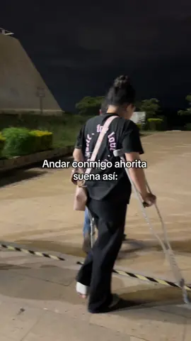 Pero qué bien se siente salir… poquito a poco, despacio y con cuidado. 💕✨  #Muletas #Lesión #PasitoAPasito