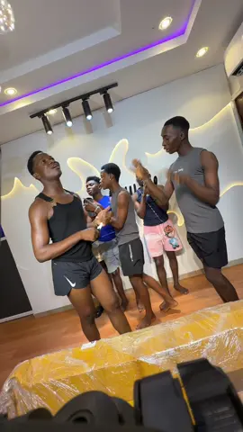 Quite prayer cause we wanna unbox our first wig that landed into our new store aside from the one we unbox in my old apartment #nonsbodywalkinstore #fyp #demionbeautyworldsalon #kingofbohobraid #demionbeautyword 