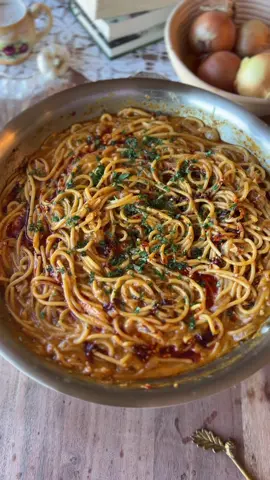 Caramelized onion pasta 🍝  Full detailed tips and instructions are on the blog as always (Mxriyum.com)  Here’s the ingredients: Caramelized onions 3 large yellow onions 1/3 cup olive oil 3 tbsp salted butter 1 tsp sugar 1 tsp fine sea salt 1 tsp white pepper 1 tsp garlic powder 1 tsp onion powder 2 tbsp chili crisp Pasta & Sauce 1 lbs spaghetti 6-8 cloves garlic, minced 40 grams parmesan, freshly grated 2 tbsp salted butter for finishing 8 oz creme fraiche 2-3 cups reserved pasta water chopped parsley for garnish #pasta #caramelizedonions #DinnerIdeas #recipesoftiktok #pastatiktok 