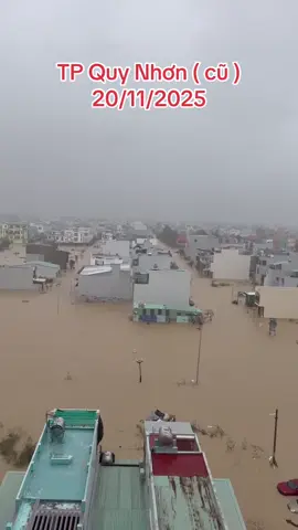 #xuhuong #lumientrung #quynhon Luc lên nhanh tại các khu vực thấp của TP Quy Nhơn (cũ) Khu chợ Dinh Cô đã ngập sâu 🙏
