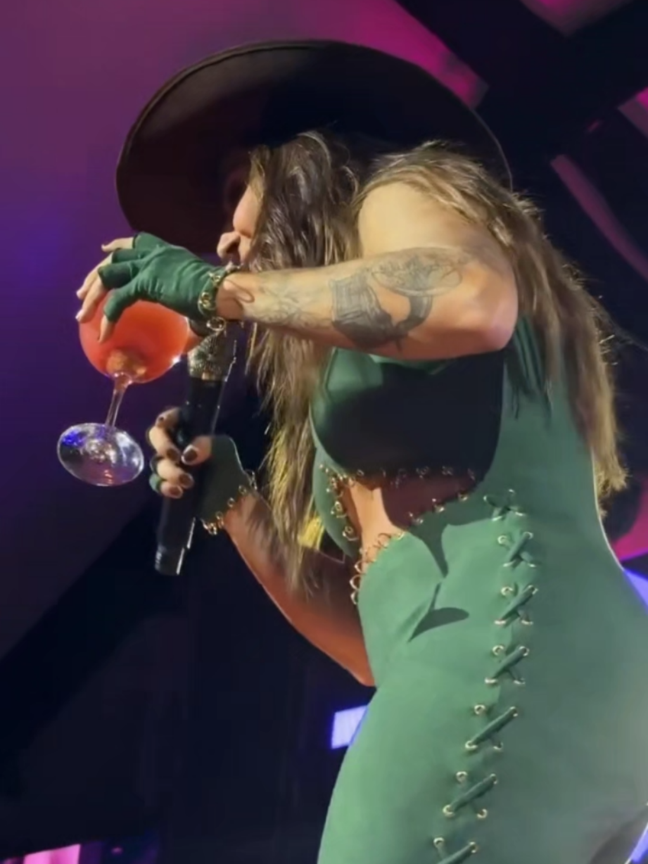 Hoje é Quarta! Mas, hoje é Sexta 🤠  @lauanaprado  #lauanaprado #lauanapradoraiz #meme #viral #sertanejo 