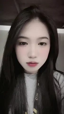 Chính bản thân em còn chưa biết em đang mong mỏi thứ gì…