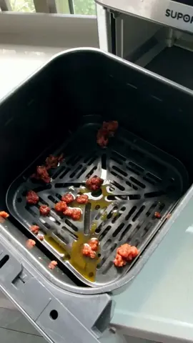 I’m so tired to clean the air fryer basket all the time ❤️‍🔥💁🏻‍♀️👋#tiktokmademebuyit #foryoupage #fyp #airfryerrecipes #airfryertiktok #airfryeeverything #airfryerliner #siliconekitchenware #kitchengadgets #KitchenHacks #kitchenremodel #cookwithme 