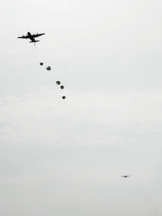 Terjun payung#pesawattempur#tniau🇮🇩 #tniad #fyppppppppppppppppppppppp #bahodopi_morowali_sulteng 