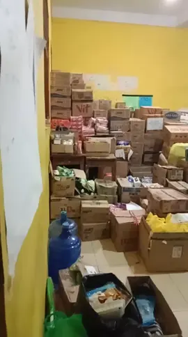 suasana diposko logistik untuk bencana di majenang, smoga sdra2 kita disana bisa sdkit terbantu dgn adanya sumbangan dri donatur dan memberi sdkit kebahgiaan. kepada korban yg belum ditemukan hari ini bisa ditemukan. untk sdra2 yg selamat smoga bisa mengambil hikmah dan sehat sllu.. aamiin #poskobencana #longsorcibenying #musibahmajenang #berbagi