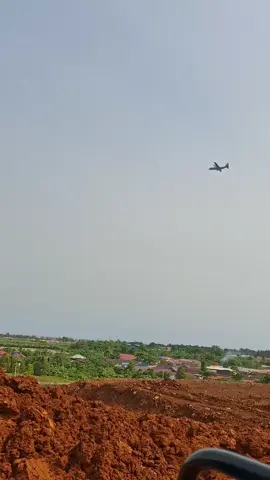 penderatan yg gagal di alami tentara saat terjun payung di bandara bahodopi imip🤦‍♂️🥹#fyp #operator_excavator #tniindonesia🇮🇩 