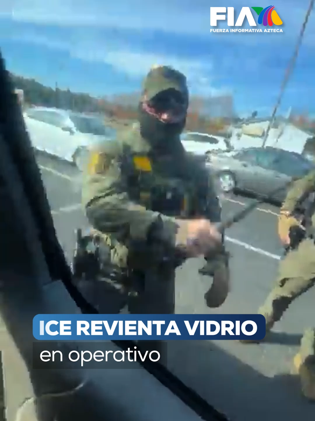 ICE reventó su vidrio tras una revisión... Willy Aceituno, ciudadano estadounidense con ascendencia hispana, sufrió una agr3sión por parte de agentes migratorios de Estados Unidos, cuando se negó a bajar de su camioneta. Ante la negativa de Willy, los uniformados reventaron la ventana de su camioneta y lo bajaron, sin embargo, tras los hechos comprobaron su legal ciudadanía. #AztecaNoticias #Noticias #Informacion #LoUltimo #UltimasNoticias #Viral #ParaTi #FIA #ICE #Hispano #EstadosUnidos #EU #USA #US #Migración #TikTokInforma #LoDescubriEnTikTok #TikTokMeHizoVer
