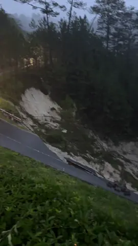 Đà Lạt các con đèo điều sạt lỡ nghiêm trọng.Các bạn ở nhà cho an toàn nha.