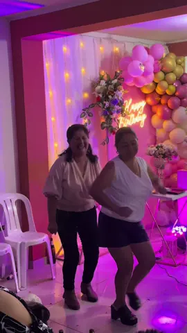 Las Sopilotes! Jajas Mi mami y su sobrina favorita, no se revientan primas! Jajja #bailarina #humor #chiste #fiesta #familia 