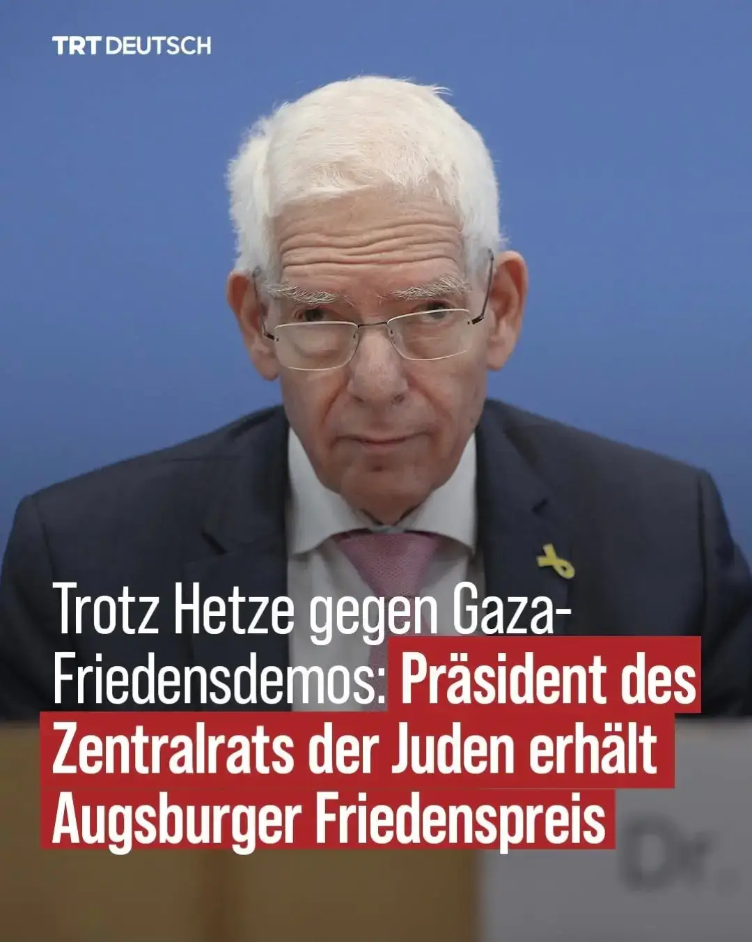 #Der Präsident des Zentralrats der Juden, Josef Schuster, hat am Montag den Augsburger Friedenspreis erhalten. In seiner Dankesrede forderte er von Deutschland - trotz des Genozids in Gaza - noch mehr Solidarität mit Israel. Dabei warf er Teilen der deutschen Öffentlichkeit eine „einseitige Schuldzuweisung“ an Israel und die „Verharmlosung der Hamas“ vor. „Wer Israel dämonisiert, kann nicht glaubwürdig gegen Antisemitismus einstehen“, sagte er. Zudem behauptete Schuster, dass Dialog nur möglich sei, wenn die Existenz Israels sowie die Sicherheit jüdischen Lebens nicht infrage gestellt würden. Laudator Norbert Lammert bezeichnete Schuster als „Friedensstifter“. Oberbürgermeisterin Eva Weber lobte ihn für sein „Engagement, jüdisches Leben sichtbarer“ zu machen. Der mit 12.500 Euro dotierte Augsburger Friedenspreis soll Persönlichkeiten ehren, die sich für ein friedliches Zusammenleben der Religionen einsetzen. Schuster ist bekannt für seine scharfe Kritik an pro-palästinensischen Demonstranten in Deutschland. Im Oktober 2024 hatte er Gaza-Friedensdemos als „Tiefpunkt der Menschlichkeit in unserer Gesellschaft“ bezeichnet und den Teilnehmern „Judenhass“ unterstellt. Er forderte „wenigstens ein Stück Empathie“ für Israelis. Im April 2024 hatte er behauptet, es gebe „deutlich mehr“ Antisemitismus von arabisch- und türkischstämmigen Menschen in Deutschland.
