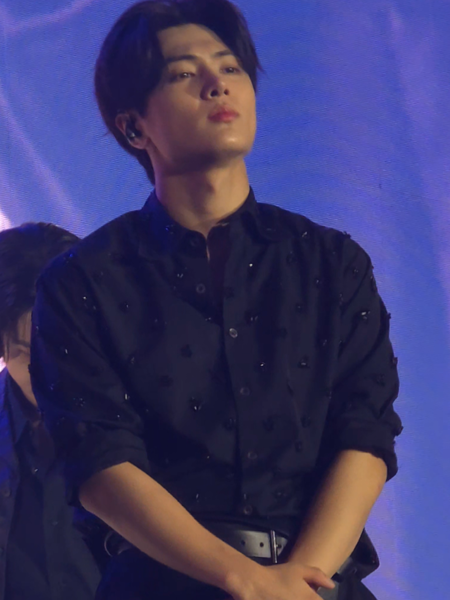 getting a lazy eye trying to look at all 3 of them  #jay #sunoo #jake #enhypen 