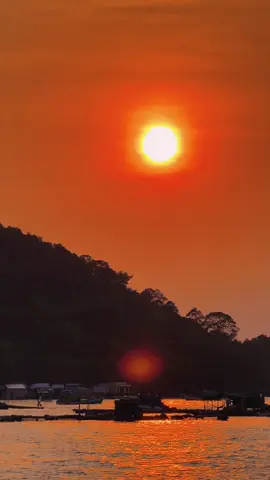 Những người thích ngắm hoàng hôn là những người mang bao tâm sự #hoanghon #sunset #phuquoc #sunsetinPQ 