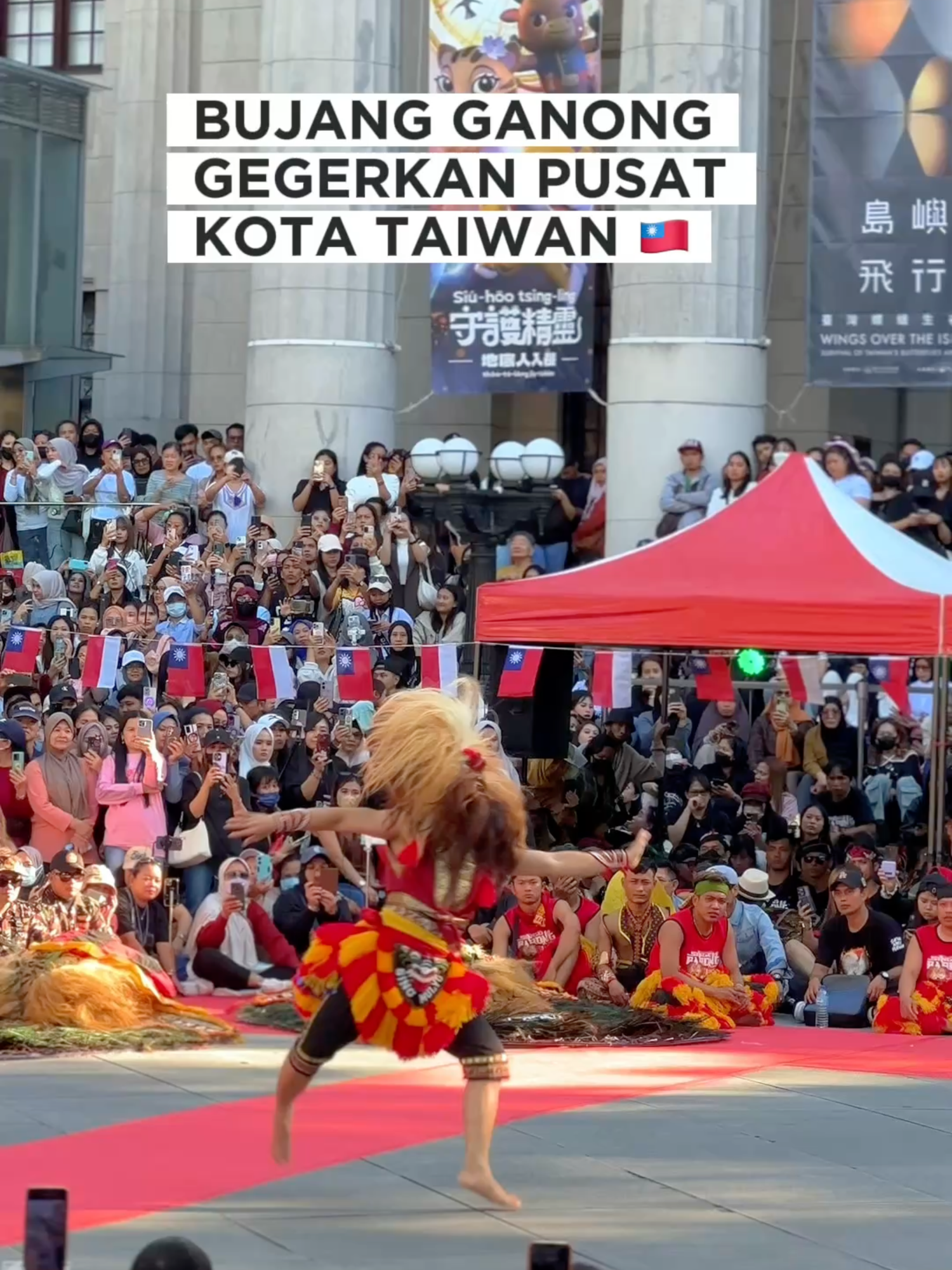 Ribuan orang berkumpul di pusat kota Taipei Taiwan 🇹🇼 Aksi bujang ganong gegerkan penonton saat menari di depan Nasional Museum Taipei pada acara Formusa Warrior Culture Festical II, 16 November 2025 kemarin. 📹 Singo Barong Taiwan kiriman @adintj_tukangjepret #taipei #taiwan #Ponorogo #fyp #storyreog