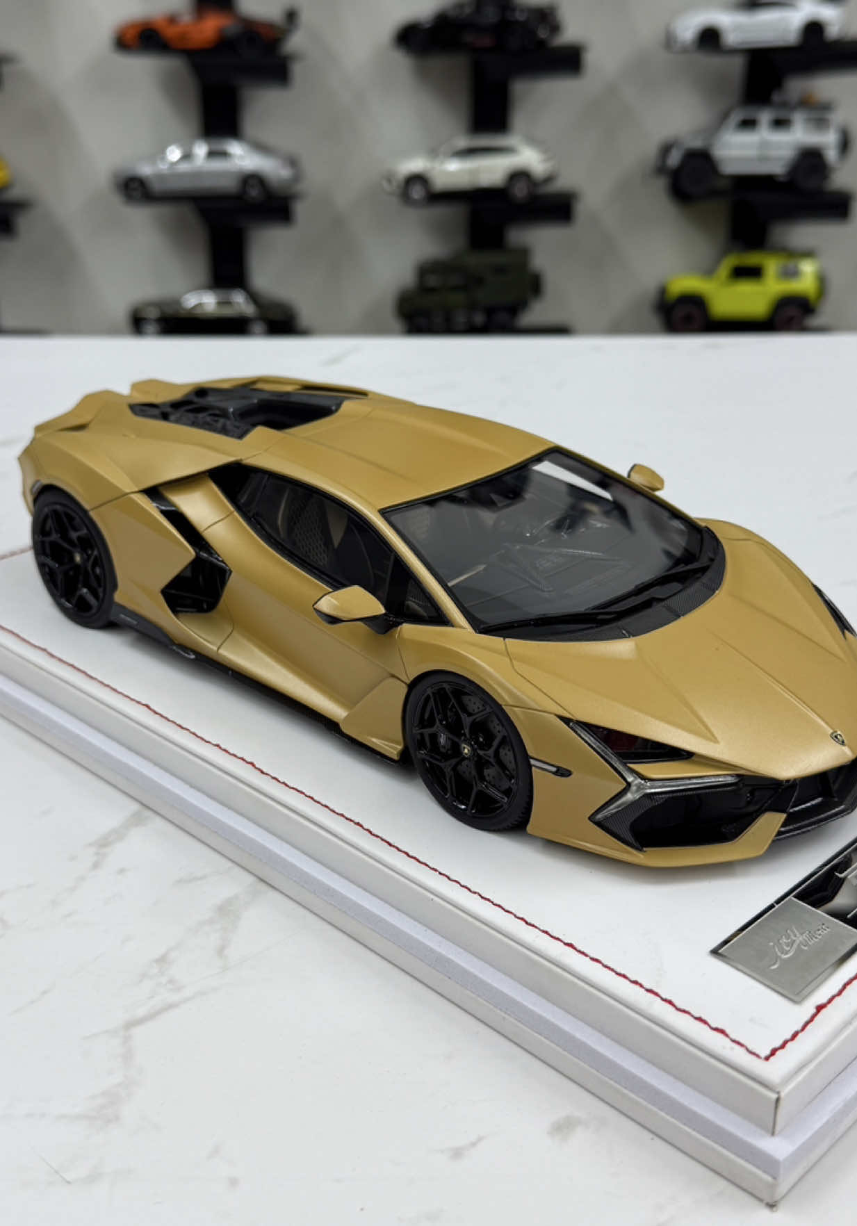 Lambo Revuelto Edisi Terakhir 40/40! Matte Gold GILA RARE! 🔥 Inilah model yang semua kolektor idamkan — Lamborghini Revuelto skala 1:18 Resin, edisi terhad 40 unit sahaja di seluruh dunia, dan paling gempak, ini ialah unit terakhir bernombor 40/40! Koleksi tahap “holy grail”, terus naik nilai bila pegang! Warna Matte Gold pada Revuelto memang lain macam — kilauan emas yang tak terlalu terang, tapi cukup untuk bagi vibe mewah, ganas dan penuh karakter. Setiap garisan badan Revuelto yang futuristik direplikasi dengan sangat teliti: bahagian aero depan yang tajam, sisi badan yang berotot, sampai ke lampu belakang berbentuk Y yang ikonik — semua dipahat dengan kemasan resin premium yang memang nampak mahal. Bahagian intake, diffuser belakang, tekstur panel dan bentuk badan pun dibuat sangat detail, memang nampak macam kereta sebenar dikecilkan. Bila display dalam kabinet, memang terus jadi spotlight. Bila orang nampak nombor 40/40, semua terus senyap — sebab kolektor tahu, nombor terakhir dalam siri terhad adalah yang paling susah dapat. #LamborghiniRevuelto#diecast #diecastcollectors #DiecastMalaysia #lambo @CTHTOYS 