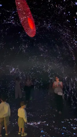 Tengok muka dia happy masuk ‘planet’ lain… priceless! 📍Lokasi: SPACE & TIME CUBE 🗺️Tingkat 3, Isetan @ Lot 10 🕒10am - 10pm #SpaceAndTimeCube #3Dmuseum #NakedEye3D #BukitBintang #CutiSekolah