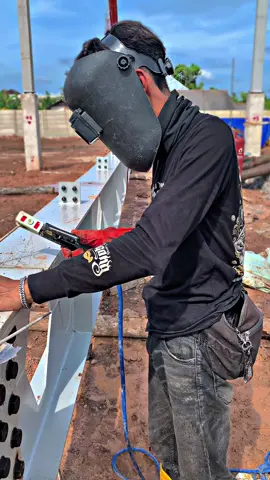 Jangan di hujat suhu masih berlajar ,masih butuh bimbingan🤙🏻.     #welderindonesia🇮🇩 #kontruksibaja #helemkuning #welder #fyp 