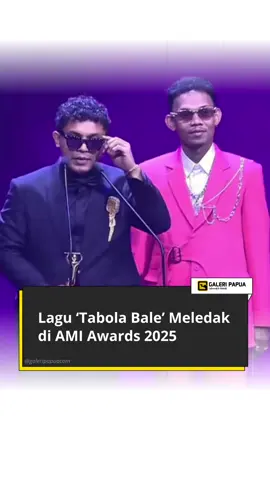 ✨ ‘Tabola Bale’ Meledak di AMI Awards 2025! Dari Timur, untuk Indonesia. Lagu cinta sederhana ini resmi meledak di panggung nasional, menyabet Karya Produksi Lagu Berbahasa Daerah Terbaik dan mengantar Silet Open Up jadi Pencipta Lagu Pop Terbaik. 🔥🏆 Malam penuh haru di Ciputra Artpreneur, saat Silet, Jacson Seran, dan Diva Aurel berdiri di panggung membawa nama Timur ke level tertinggi. “Ingat yang dari timur, jangan takut berkarya…” — pesan yang bikin satu gedung bergemuruh. 🙌 ‘Tabola Bale’ bukan lagi sekadar lagu viral. Ia sudah jadi fenomena nasional yang mengubah hidup para kreatornya, sekaligus membuktikan: musik timur sedang berada di era keemasan. 🌅🎶 💬 Menurut kam, apa yang bikin ‘Tabola Bale’ begitu relate dan kuat? Drop kam pu pendapat di kolom komentar! 👇🔥 Baca berita selengkapnya hanya di Galeripapua.com (link di bio) #TabolaBale #SiletOpenUp #JacsonSeran #DivaAurel #JuanReza 