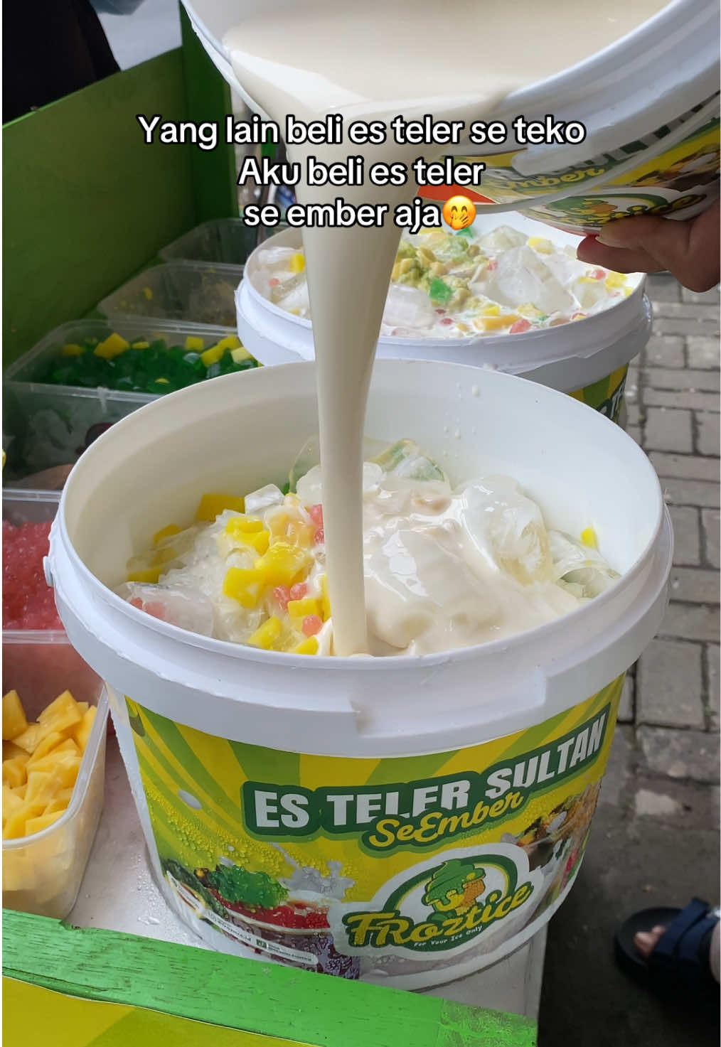 Ikut fomo beli es teler se teko, tapi malah nemu es teler se ember😭 mana toppingnya full banget lagi #estelerviral #estelerteko #estelerseember #estelerfroztice #minumanviral 